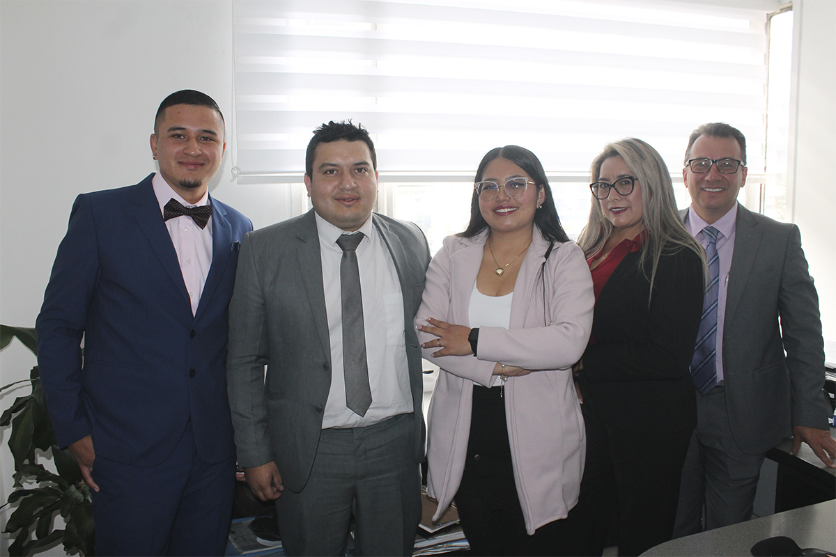 Caso de éxito de Servidores y Servicios como agencia de contenido SEO para abogados en Colombia, integrando redacción legal persuasiva y producción visual profesional para TIC Abogados, logrando mayor visibilidad en Google y captación de clientes potenciales.